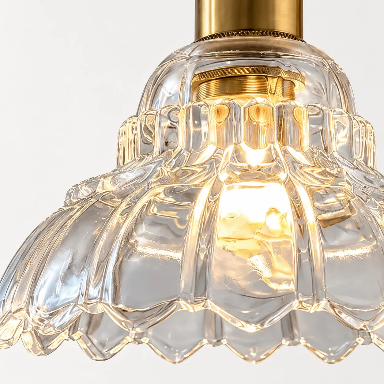Scalloped clear glass shade detail